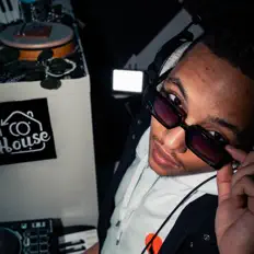 Dengarkan Enz00beats, tonton video musik, baca bio, lihat tanggal tur & lainnya!