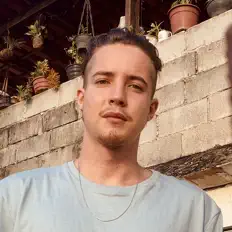 Giaco सुनें, म्यूज़िक वीडियो देखें, बायो पढ़ें, दौरे की तारीखें और बहुत कुछ देखें!