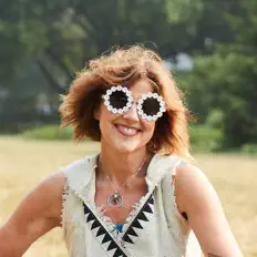 聆聽 The Sunshine Circle、觀看音樂影片、閱讀小傳、查看巡演日期等！