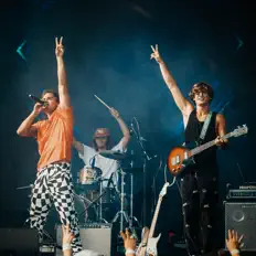 Crush Companyを聴いたり、ミュージックビデオを鑑賞したり、経歴やツアー日程などを確認したりしましょう！