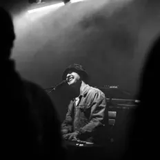 Hör dir Harry Dean Lewis an, schau dir Musikvideos an, lies die Biografie, finde Tourdaten und mehr!