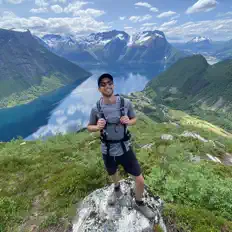 聆聽 Intrinsical、觀看音樂影片、閱讀小傳、查看巡演日期等！