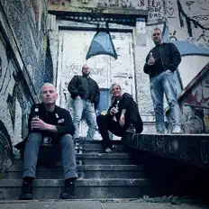 聆聽 Harbour Rebels、觀看音樂影片、閱讀小傳、查看巡演日期等！