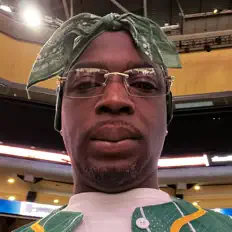 聆聽 Ching America、觀看音樂影片、閱讀小傳、查看巡演日期等！