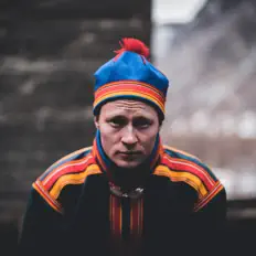 Poslechněte si interpreta Emil Kárlsen, sledujte hudební videa, přečtěte si životopis, podívejte se na data turné a další informace.