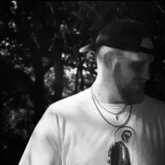 Poslechněte si interpreta Colin Block, sledujte hudební videa, přečtěte si životopis, podívejte se na data turné a další informace.