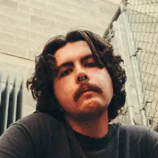 klovrを聴いたり、ミュージックビデオを鑑賞したり、経歴やツアー日程などを確認したりしましょう！