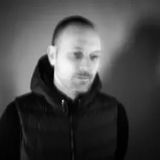 聆聽 Simon Anthony、觀看音樂影片、閱讀小傳、查看巡演日期等！