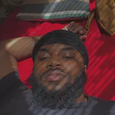 聆聽 QUIN、觀看音樂影片、閱讀小傳、查看巡演日期等！