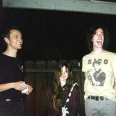 Baby Waveを聴いたり、ミュージックビデオを鑑賞したり、経歴やツアー日程などを確認したりしましょう！