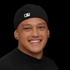 Isaiah Tavaresを聴いたり、ミュージックビデオを鑑賞したり、経歴やツアー日程などを確認したりしましょう！