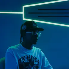 SAM Musicを聴いたり、ミュージックビデオを鑑賞したり、経歴やツアー日程などを確認したりしましょう！