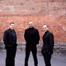 聆聽 Les Arrivants、觀看音樂影片、閱讀小傳、查看巡演日期等！