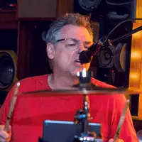 Ouve undefined, vê vídeos de música, lê a biografia, vê as datas da digressão e muito mais!