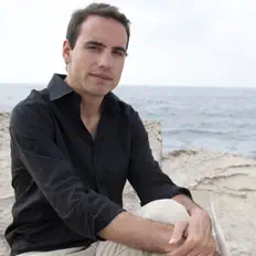 聆聽 Allen MC、觀看音樂影片、閱讀小傳、查看巡演日期等！