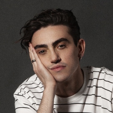 Michele Bravi a Belve tra musica, il sesso e le foto hard mandate ad un  noto attore