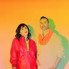 聆聽 Sugar Nova、觀看音樂影片、閱讀小傳、查看巡演日期等！