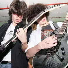 Hör dir Redout an, schau dir Musikvideos an, lies die Biografie, finde Tourdaten und mehr!