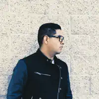 Hör dir undefined an, schau dir Musikvideos an, lies die Biografie, finde Tourdaten und mehr!