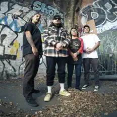 The American Dreamを聴いたり、ミュージックビデオを鑑賞したり、経歴やツアー日程などを確認したりしましょう！