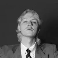 聆聽 undefined、觀看音樂影片、閱讀小傳、查看巡演日期等！