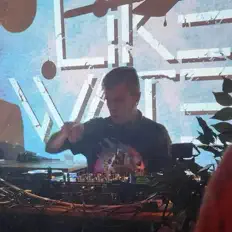 收听 Like Water、观看音乐视频、阅读小传、查看巡演日期等 ！