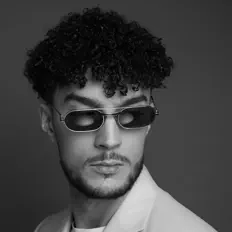 Naivi सुनें, म्यूज़िक वीडियो देखें, बायो पढ़ें, दौरे की तारीखें और बहुत कुछ देखें!