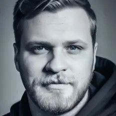 Poslechněte si interpreta Kimdracula, sledujte hudební videa, přečtěte si životopis, podívejte se na data turné a další informace.
