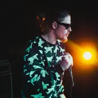 Poslechněte si interpreta undefined, sledujte hudební videa, přečtěte si životopis, podívejte se na data turné a další informace.