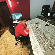 Nyne을(를) 듣고, 뮤직 비디오를 보고, 약력을 읽고, 투어 일정 등을 확인하세요!