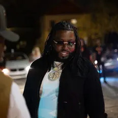 Ouça BLU BLACK, assista a videoclipes, leia a biografia, veja as datas das turnês e mais!