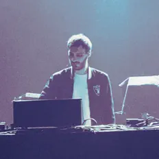 COALDUST.を聴いたり、ミュージックビデオを鑑賞したり、経歴やツアー日程などを確認したりしましょう！