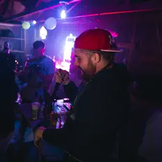 Ouça Young Dad, assista a videoclipes, leia a biografia, veja as datas das turnês e mais!