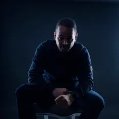 聆聽 Steveski、觀看音樂影片、閱讀小傳、查看巡演日期等！