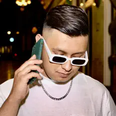 SYAを聴いたり、ミュージックビデオを鑑賞したり、経歴やツアー日程などを確認したりしましょう！