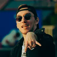 Poslechněte si interpreta undefined, sledujte hudební videa, přečtěte si životopis, podívejte se na data turné a další informace.