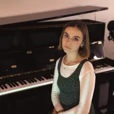 Escucha a Livia, mira videos musicales, lee su biografía, consulta las fechas de las gira y más.