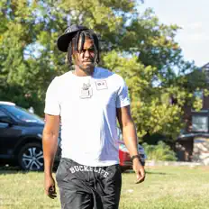 Cali सुनें, म्यूज़िक वीडियो देखें, बायो पढ़ें, दौरे की तारीखें और बहुत कुछ देखें!