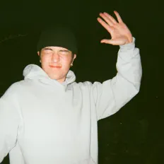 Lucky River을(를) 듣고, 뮤직 비디오를 보고, 약력을 읽고, 투어 일정 등을 확인하세요!