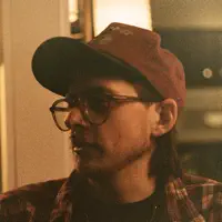 undefinedを聴いたり、ミュージックビデオを鑑賞したり、経歴やツアー日程などを確認したりしましょう！