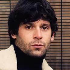 Noirak सुनें, म्यूज़िक वीडियो देखें, बायो पढ़ें, दौरे की तारीखें और बहुत कुछ देखें!