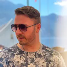 Wumbi dinle, müzik videolarını izle, biyografisini oku, tur tarihlerini ve daha fazlasını gör!