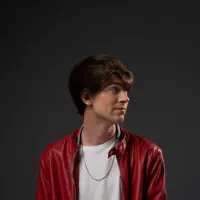 聆聽 undefined、觀看音樂影片、閱讀小傳、查看巡演日期等！