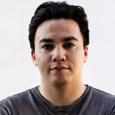 Poslechněte si interpreta Efenstefan, sledujte hudební videa, přečtěte si životopis, podívejte se na data turné a další informace.