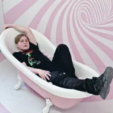 Poslechněte si interpreta Marry Me, Bellamy, sledujte hudební videa, přečtěte si životopis, podívejte se na data turné a další informace.