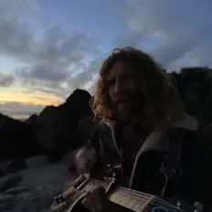 聆聽 Breezers、觀看音樂影片、閱讀小傳、查看巡演日期等！