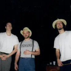 聆聽 Dog Legs & Feet、觀看音樂影片、閱讀小傳、查看巡演日期等！