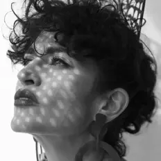 Elena Gadelを聴いたり、ミュージックビデオを鑑賞したり、経歴やツアー日程などを確認したりしましょう！