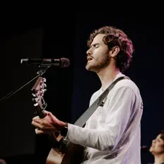 Escucha a Guilherme Dias, mira videos musicales, lee su biografía, consulta las fechas de las gira y más.