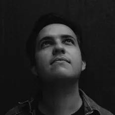 De Mariaを聴いたり、ミュージックビデオを鑑賞したり、経歴やツアー日程などを確認したりしましょう！